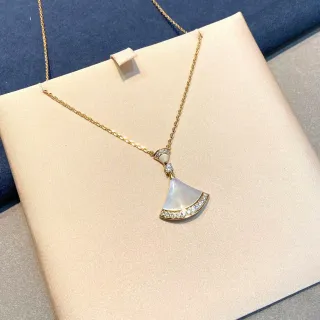 Colar de pingente em forma de leque dourado bege com incrustação de madrepérola