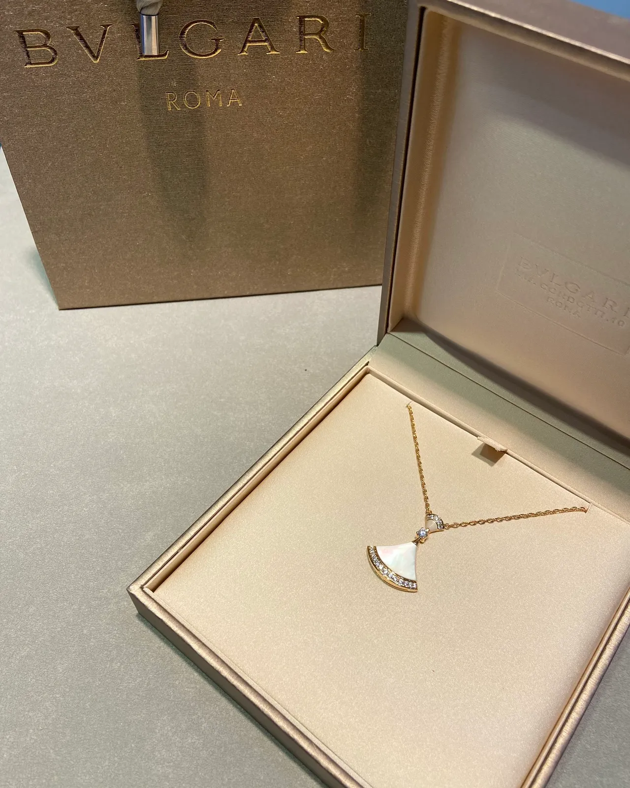 Gold Beige Fan-Shaped Pendant Mother-of-Pearl Inlay Necklace 4