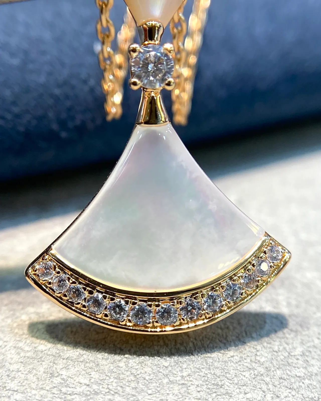 Gold Beige Fan-Shaped Pendant Mother-of-Pearl Inlay Necklace 5