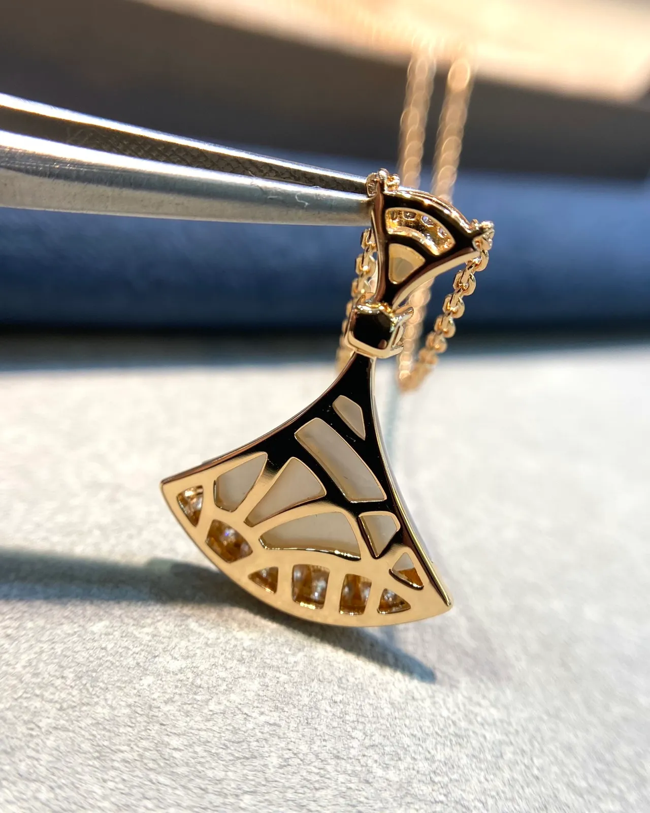 Gold Beige Fan-Shaped Pendant Mother-of-Pearl Inlay Necklace 6