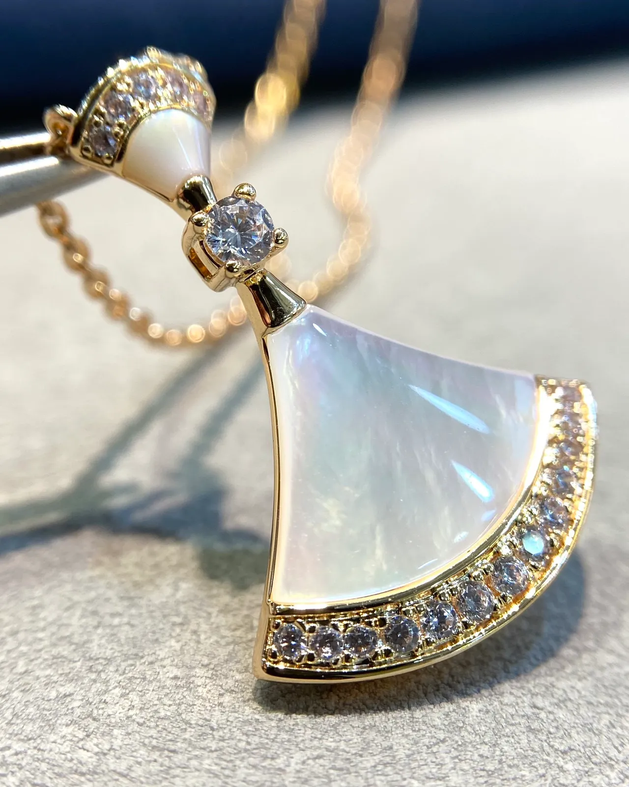 Gold Beige Fan-Shaped Pendant Mother-of-Pearl Inlay Necklace 7