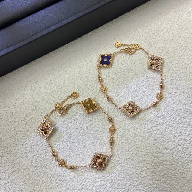Bracelet chaîne dorée bleue avec maillons carrés floraux en émail 2