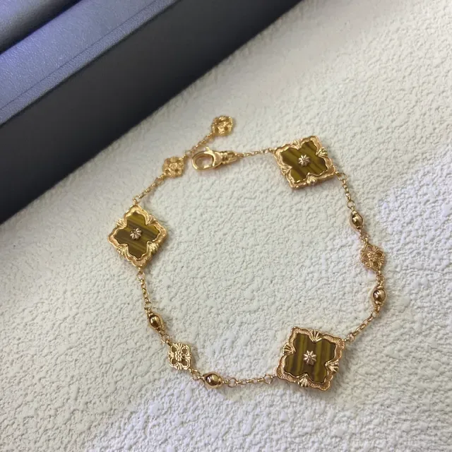 Bracelet chaîne dorée bleue avec maillons carrés floraux en émail 4