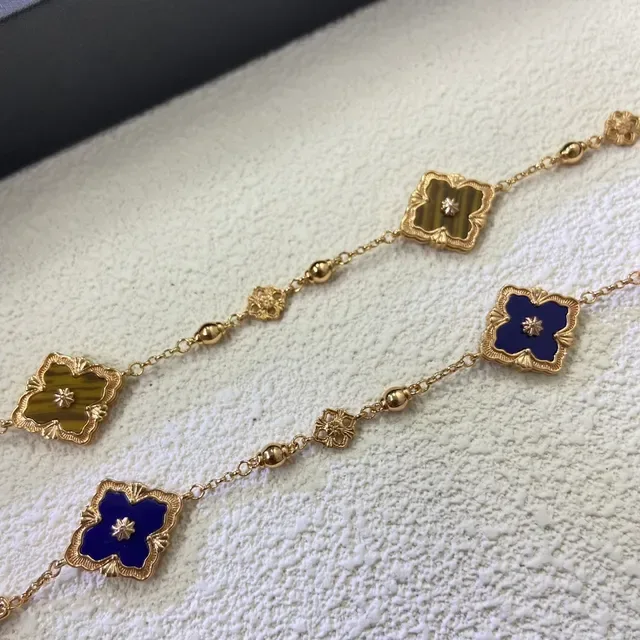 Bracelet chaîne dorée bleue avec maillons carrés floraux en émail 5
