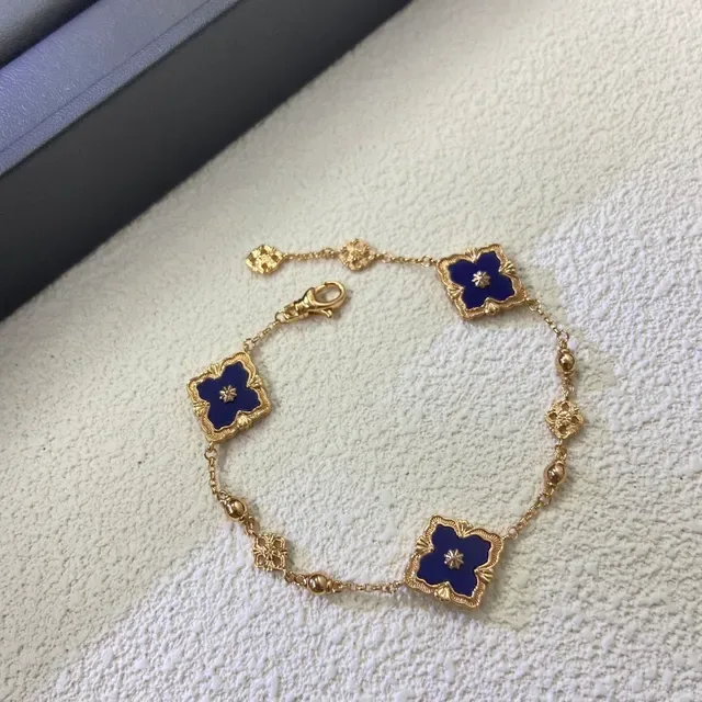 Bracelet chaîne dorée bleue avec maillons carrés floraux en émail 6