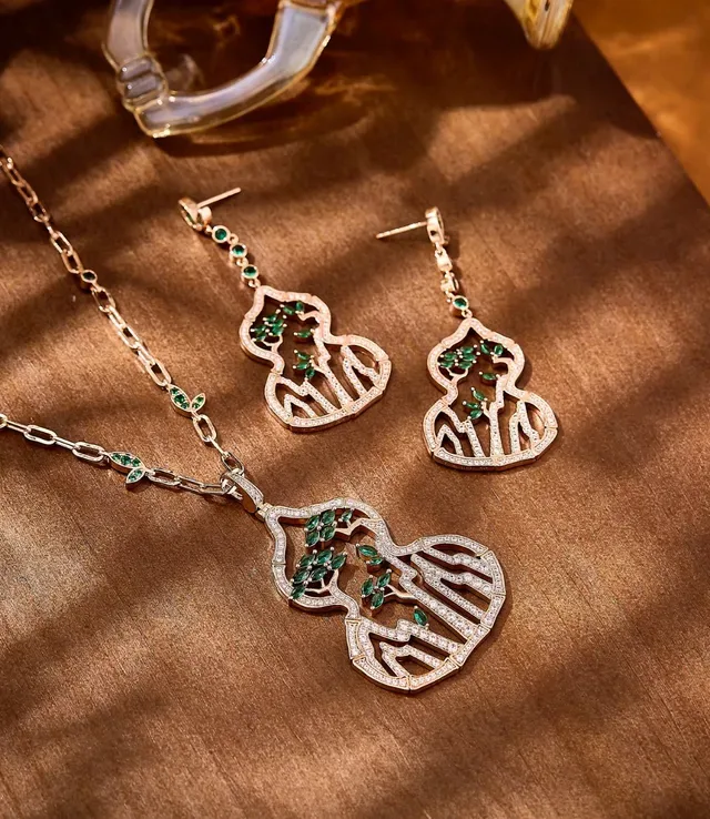 Gold Green Gourd-Shaped Openwork Leaf-Motif Top Earrings 2