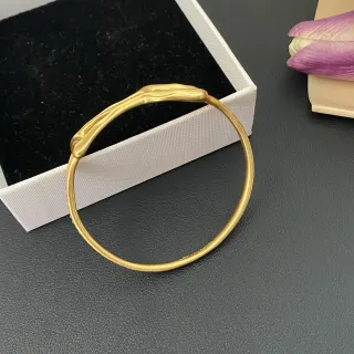 سوارة ذهبية عضوية منحوتة مع إبزيم