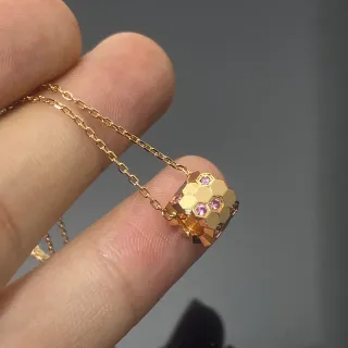 Collier de métal facetté avec pendentif géométrique en nid d'abeille doré rose