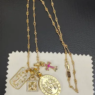 Colar multi-charm dourado e rosa