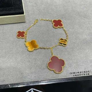 Pulsera con charms de trébol irregular dorado rojo con cuentas y marco biselado