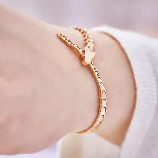 Pulsera de eslabones segmentados dorados con patrón de corte geométrico