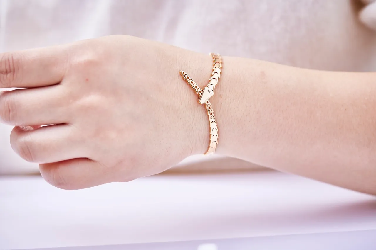 Gold Segmented Link Geometric Cutout Pattern Bracelet 6