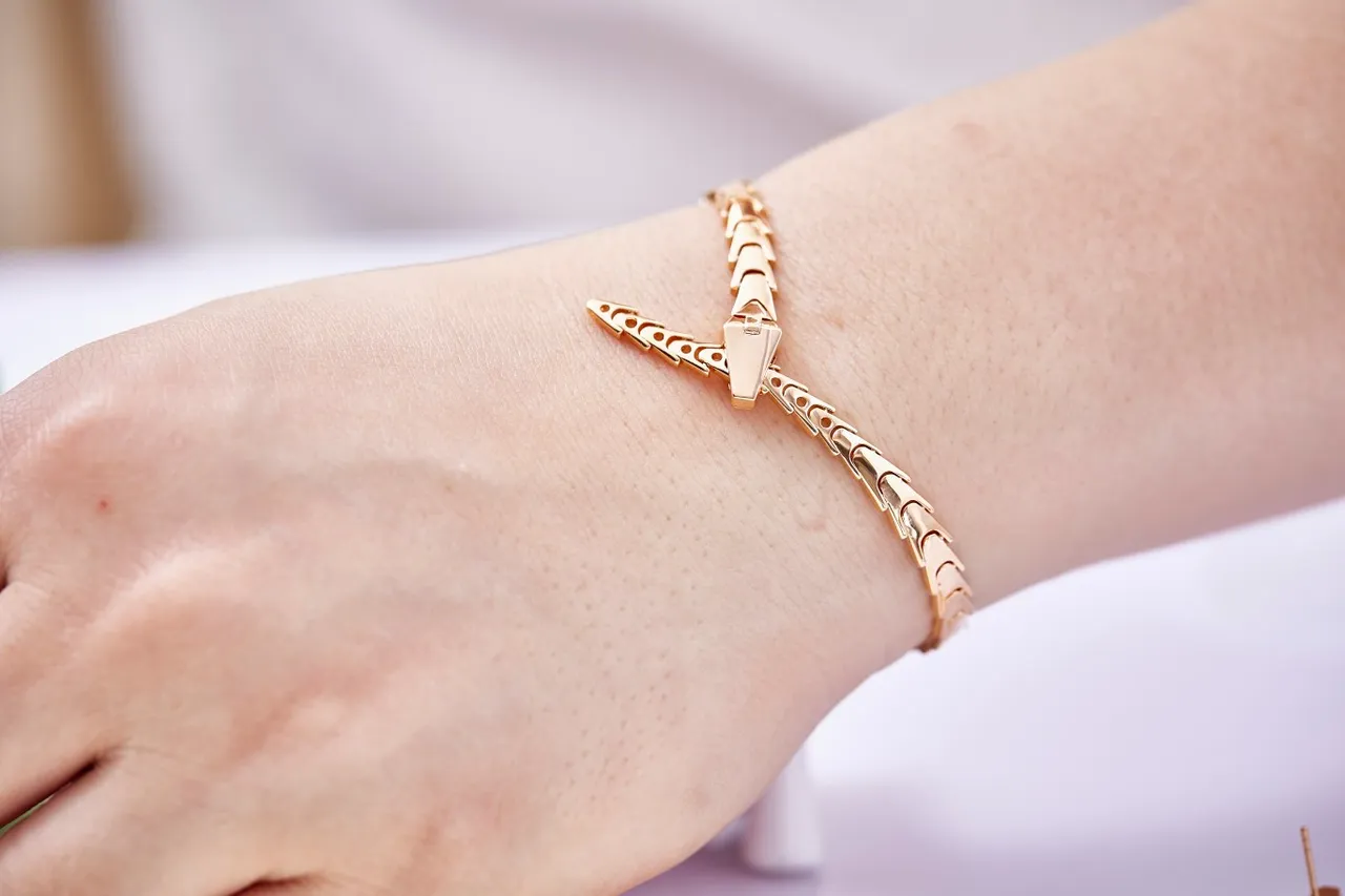 Gold Segmented Link Geometric Cutout Pattern Bracelet 8