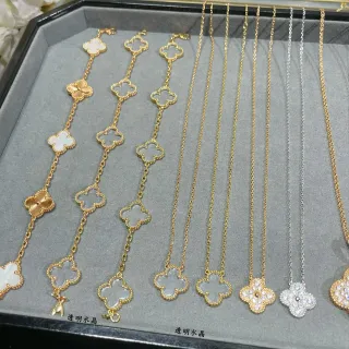 Colar com pêndulos em forma de trevo em ouro e prata com configurações de borda de miçangas
