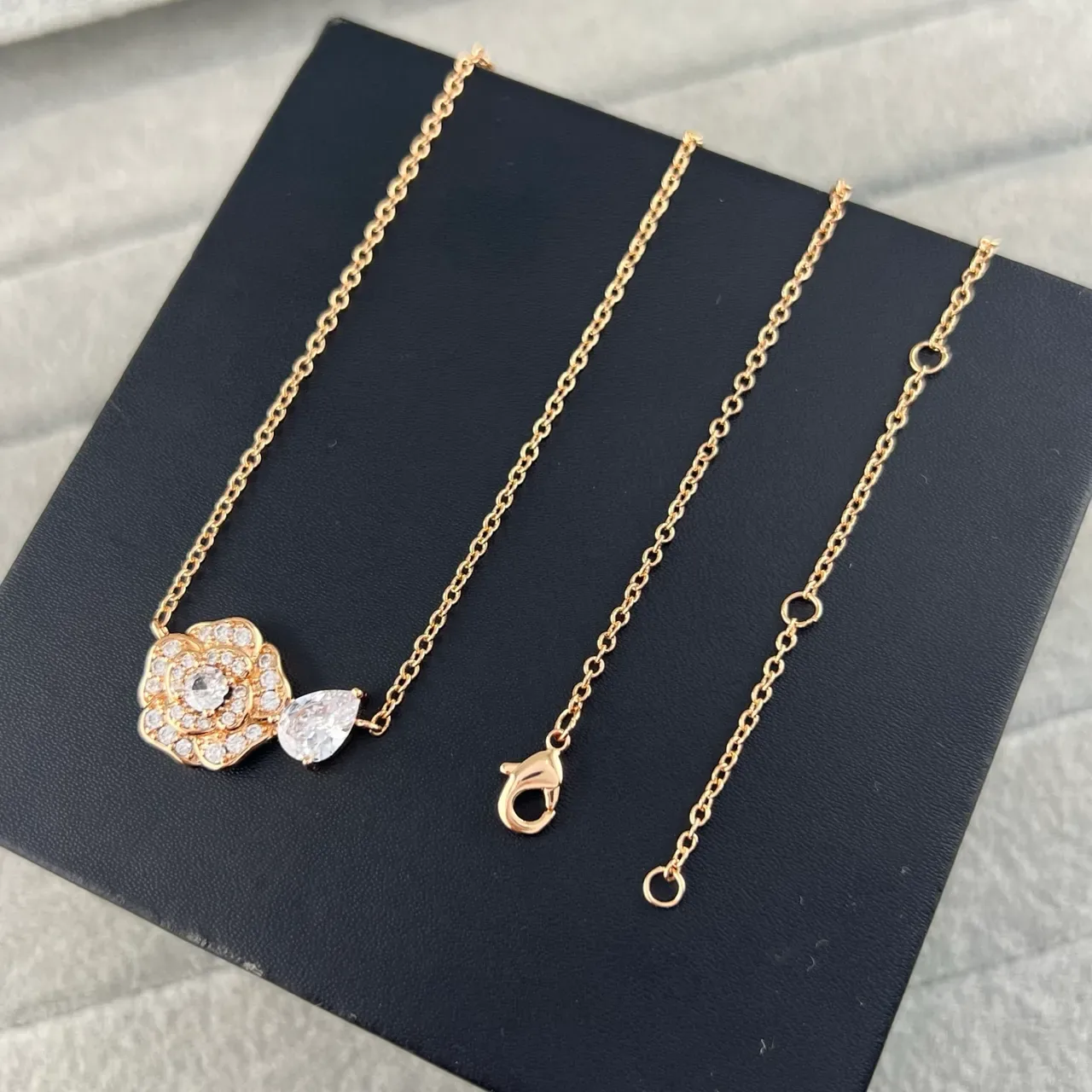 Collar con colgante de camelia floral en oro y plata con piedra en forma de pera 4