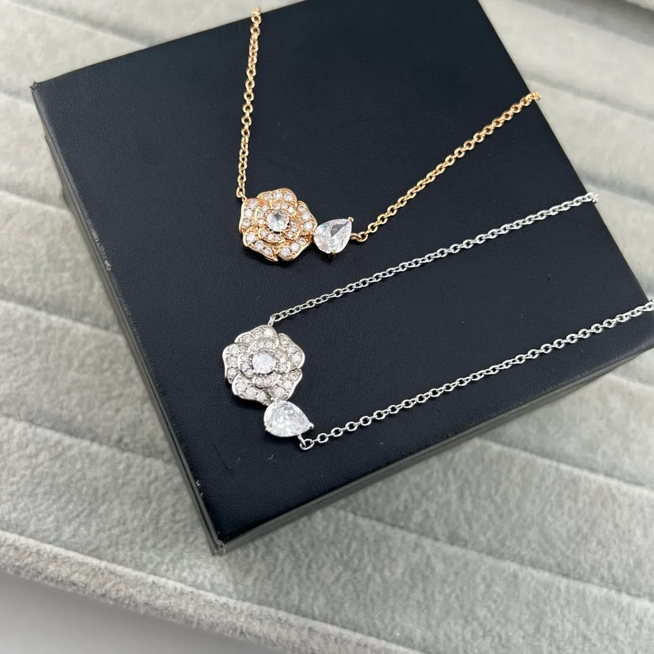 Collar con colgante de camelia floral en oro y plata con piedra en forma de pera 5
