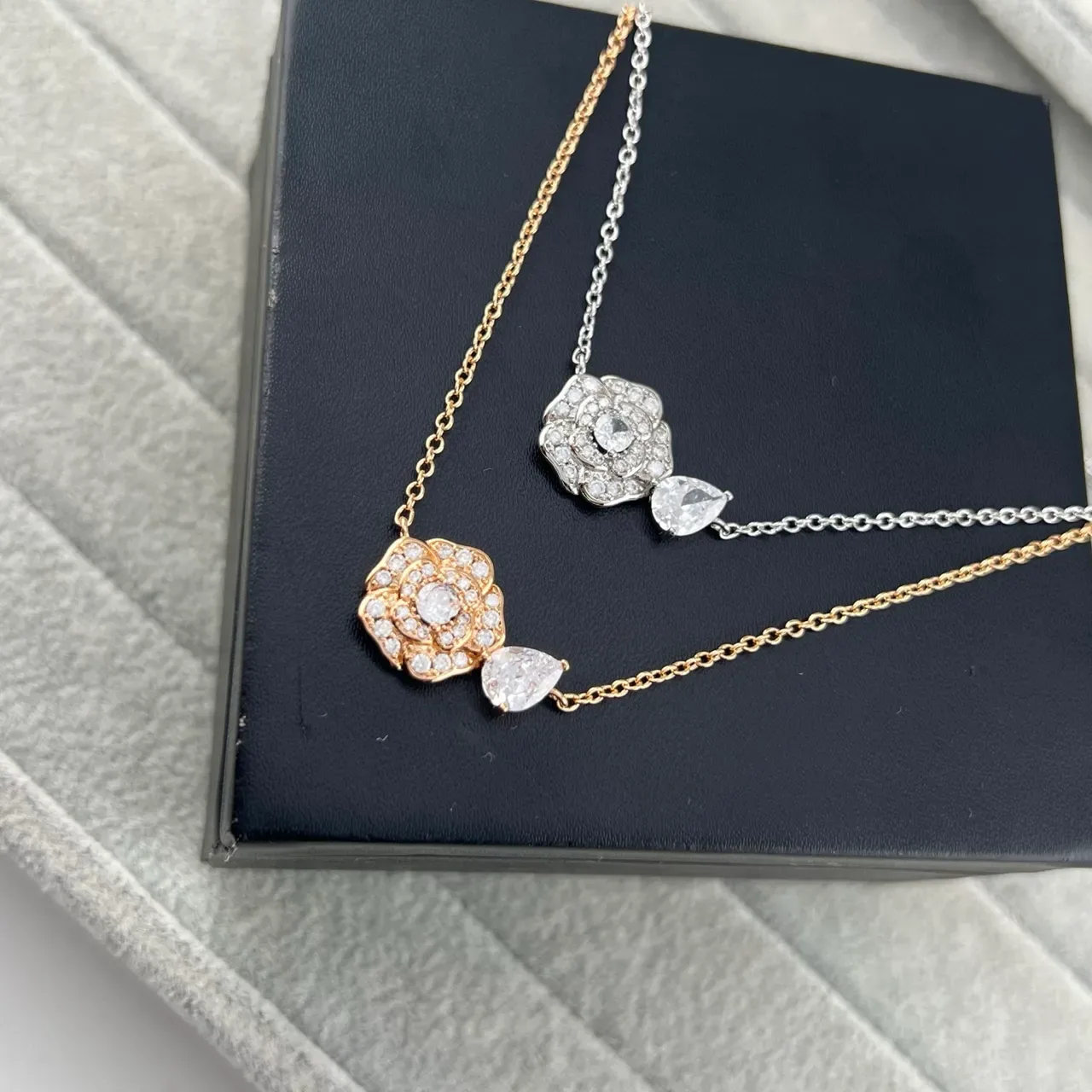 Collar con colgante de camelia floral en oro y plata con piedra en forma de pera 6