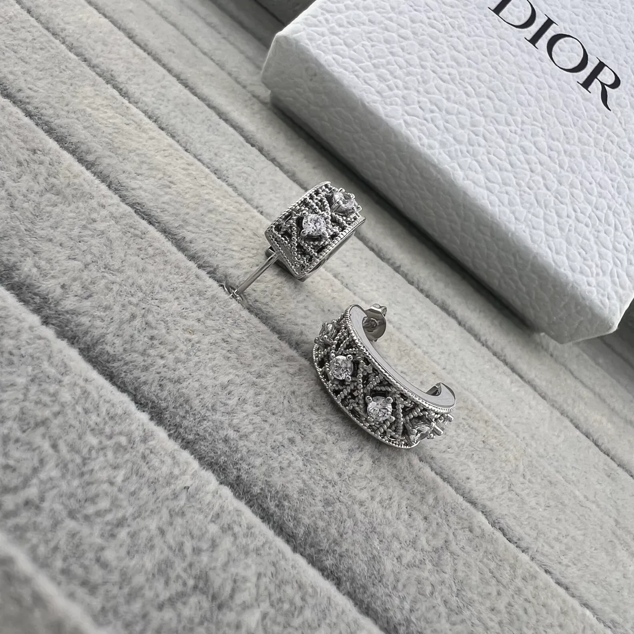 Gold Silver Ornate Filigree Huggie-Style Earrings 4