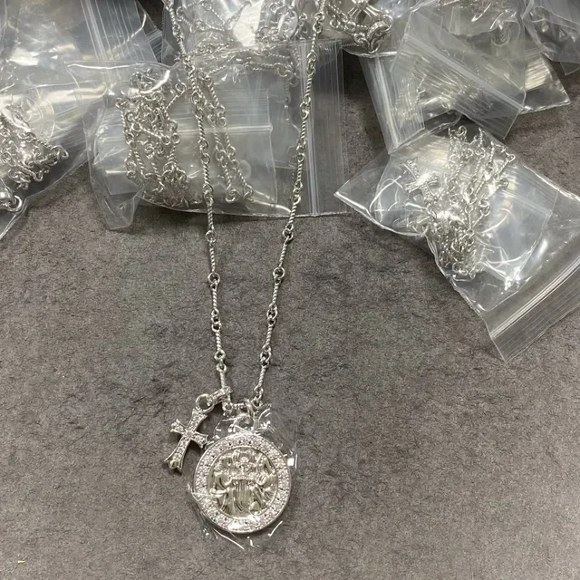 Gold Silver Twisted Rope Chain Circular Medallion Pendant Necklace 2