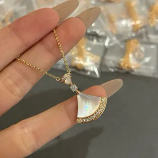 Colar com pingente em forma de leque de madrepérola Pavé de tom dourado