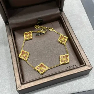 Pulsera de tono dorado con cinco motivos florales rojo esmaltado