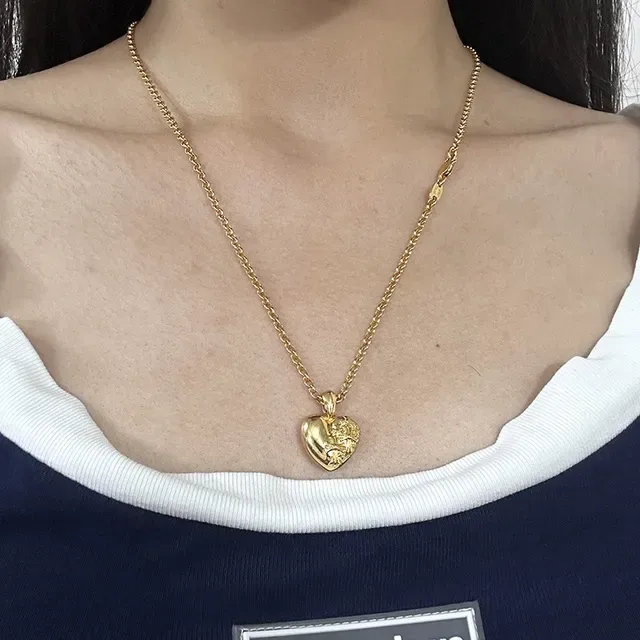 Colar com pingante floral em forma de coração de tom dourado 2