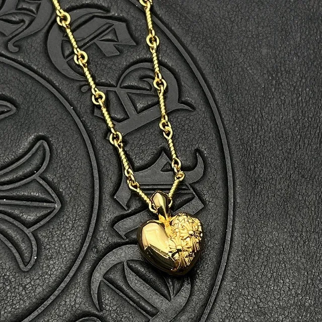 Colar com pingante floral em forma de coração de tom dourado 3