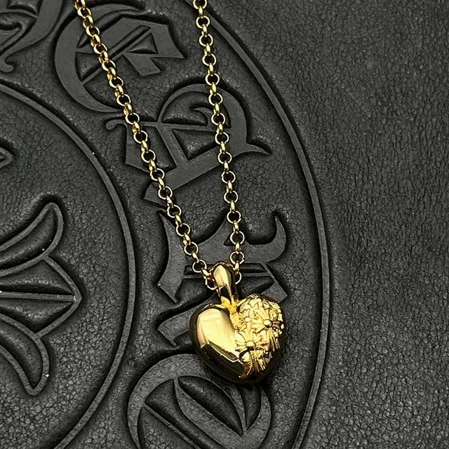Colar com pingante floral em forma de coração de tom dourado 4
