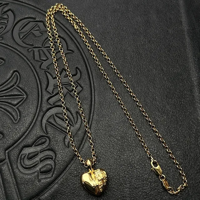 Colar com pingante floral em forma de coração de tom dourado 5
