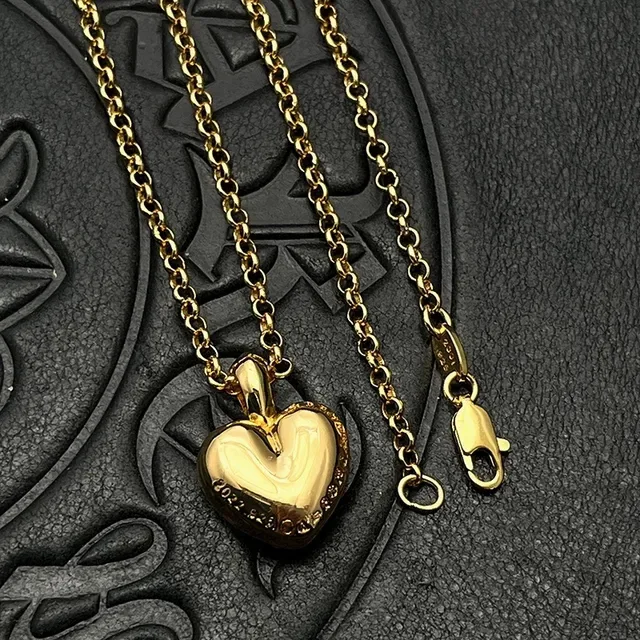 Colar com pingante floral em forma de coração de tom dourado 6