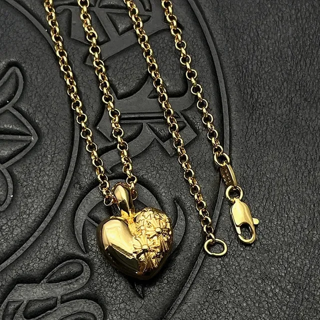 Colar com pingante floral em forma de coração de tom dourado 7