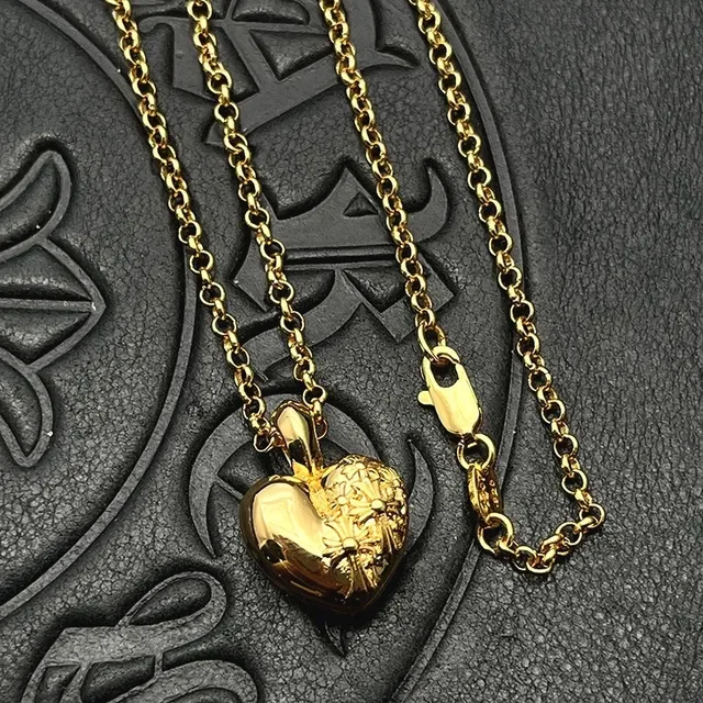 Colar com pingante floral em forma de coração de tom dourado 8