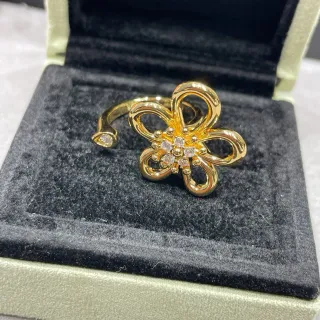 Anillo de banda abierta con cristales pavé florales en tono dorado