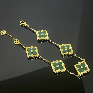Pulsera de eslabones en tono dorado con esmalte verde y diseño de cuatréfilo