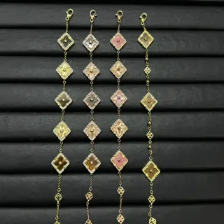 Pulseras de Cadena con Medallón Floral Quatrefoil en tono dorado