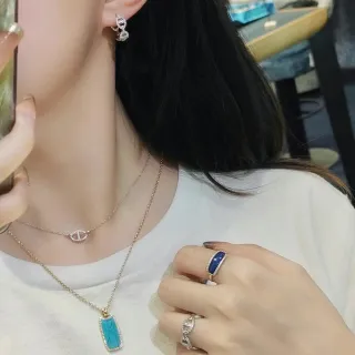 Collier rectangulaire à pendentif en ton doré pavé turquoise