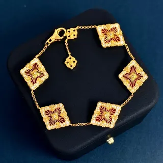 Pulseira de corrente com motivo floral de esmalte vermelho pavê motivo quadrado de tom dourado