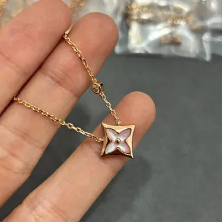 Collier en ton doré carré à motif quatrefoil incrusté de mère-perle