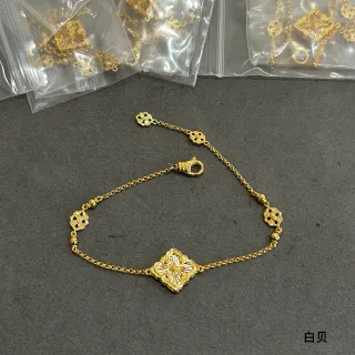 Cadena de oro blanco con filigrana floral y charms
