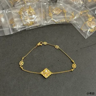 Pulsera de cadena dorada blanca con colgante floral de cuatrohojas