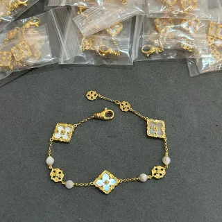 Pulsera de cadena de oro blanco con motivos florales de cuadrifolio