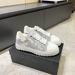 Tênis lifestyle cinza e branco com estampagem camo plataforma