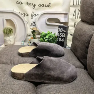 ग्रे बेज सूड उपर कॉर्क सोल स्लिपर्स