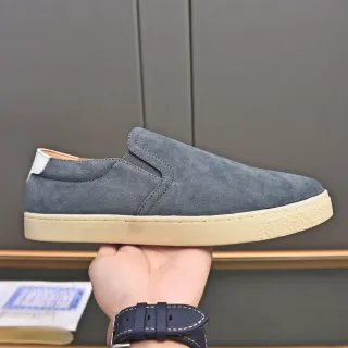 Sapatos casuais de camurça cinza-bege com construção slip-on
