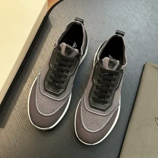 Zapatillas Lifestyle con malla gris y overlay negro