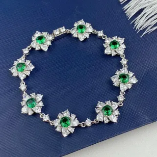 Pulsera de cluster de gemas con motivo floral en verde y plata