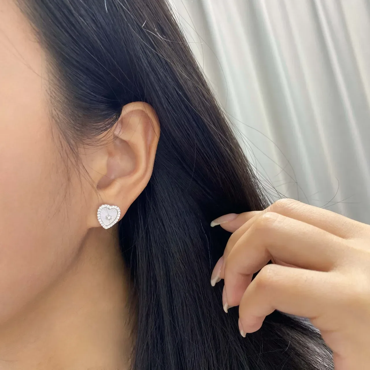 HEFANG Heart-Shaped Pavé Crystal and Enamel Stud Earrings 2