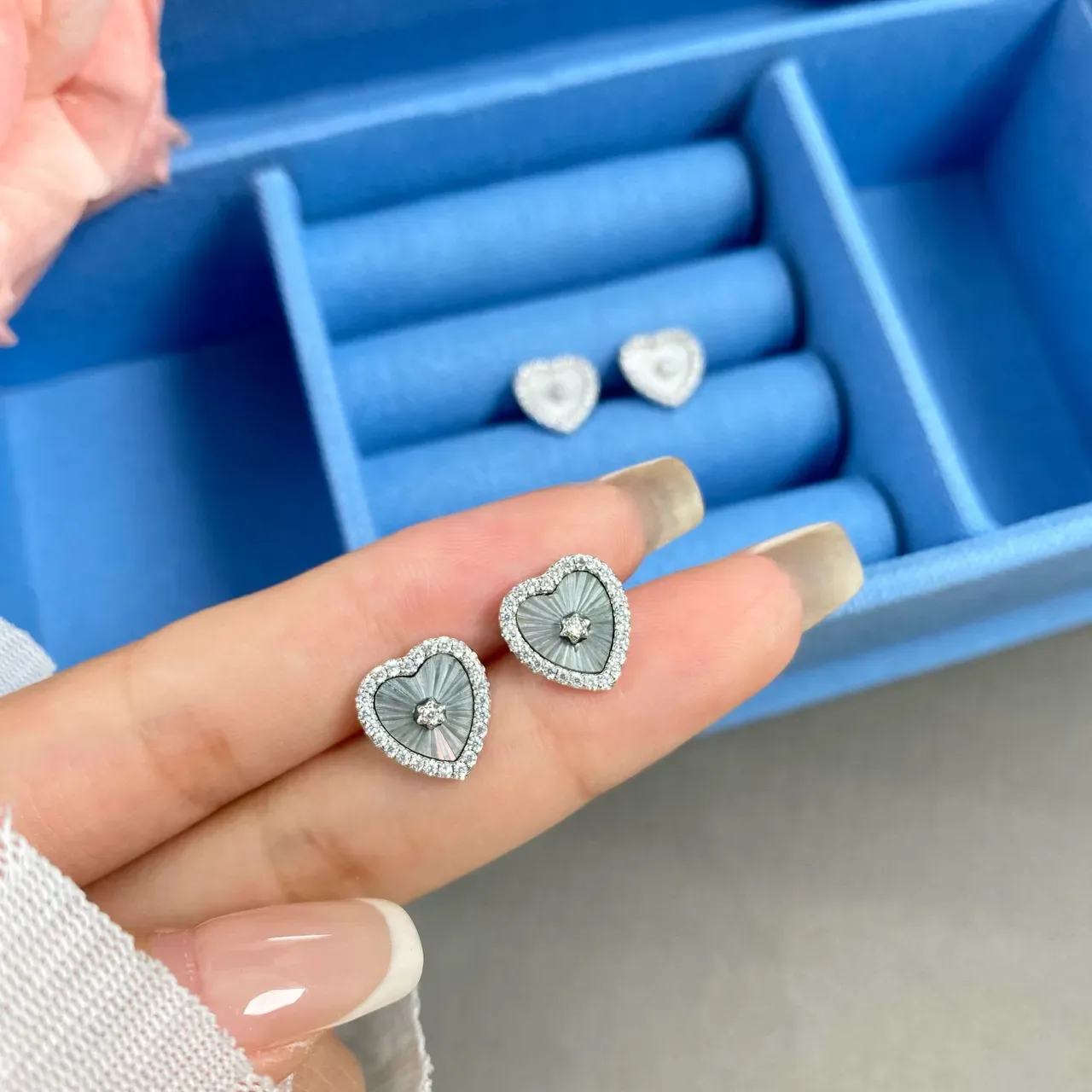 HEFANG Heart-Shaped Pavé Crystal and Enamel Stud Earrings 9