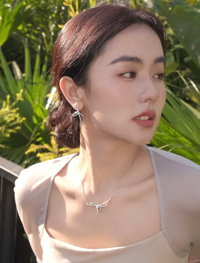 HEFANG Silver White Bow-Shaped Pendant Pavé-Set Stones Necklace 3