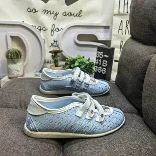 Tênis low-top azul claro perfurado com fechamento de alça